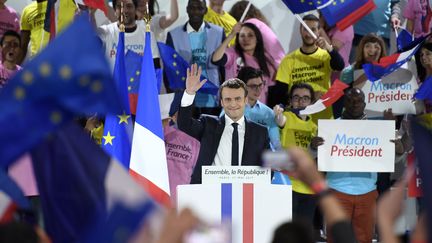 Emmanuel Macron, en meeting à Paris, lundi 1er mai 2017. (ERIC FEFERBERG / AFP)