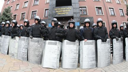 Des policiers gardent le parquet de Donetsk (Ukraine), le 12 avril 2014. (ALEXANDER KHUDOTEPLY / AFP)