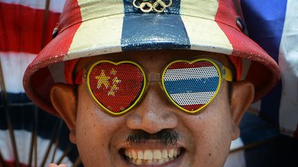 &nbsp;Il n'y a pas que les supporters de football qui sont un peu dingos. Au beachvolley aussi, certains fans dont ce Tha&iuml;landais savent se grimer pour encourager leur &eacute;quipe, Haiyang (Chine), le 18 juin 2012. (MARK RALSTON / AFP)