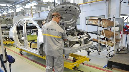 Un ouvrier travaille dans une usine Renault d'Oran (Alg&eacute;rie), le 10 novembre 2014. (BECHIR RAMZY / ANADOLU AGENCY / AFP)