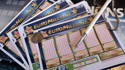 Au moins 153 millions d'euros sont mis en jeu, le 31 juillet 2012, &agrave; l'Euromillions.&nbsp; (KENZO TRIBOUILLARD / AFP)