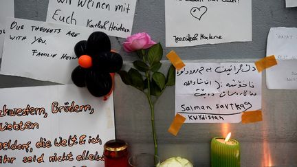 Des bougies et des messages de condol&eacute;ance sont d&eacute;pos&eacute;s spontan&eacute;ment &agrave; l'a&eacute;roport de&nbsp;D&uuml;sseldorf (Allemagne), le 25 mars 2015.&nbsp; (PATRIK STOLLARZ / AFP)