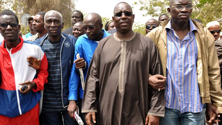 Macky Sall (1er plan au centre) d&eacute;file avec des leaders de l'opposition pour demander la d&eacute;mission du pr&eacute;sident Wade, le 3 avril 2010, &agrave; Dakar (S&eacute;n&eacute;gal). (SEYLLOU DIALLO / AFP)