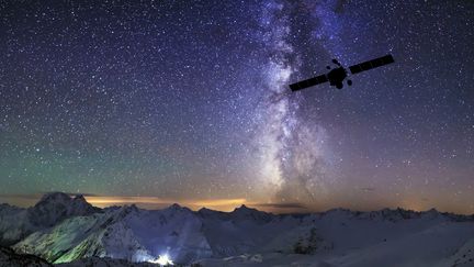 Grâce aux satellites, l’iPhone 14 permet déjà d'envoyer un message d’urgence pré-formaté avec sa position GPS. Photo d'illustration. (ANTON PETRUS / MOMENT RF)