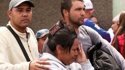 Un Vénézuelienne patiente à l'extérieur du siège d'Interpol pour obtenir une autorisation de résidence temporaire à Lima (Pérou), le 17 août 2018. (MARIANA BAZO / REUTERS)