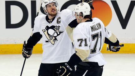 Evgeni Malkin et Sydney Crosby, les deux stard des Pittsburgh Penguins (MIKE CARLSON / GETTY IMAGES NORTH AMERICA)