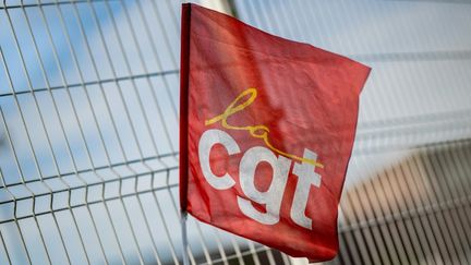 Logo de la CGT, lors d'une manifestation, en octobre 2022. (SAMEER AL-DOUMY / AFP)