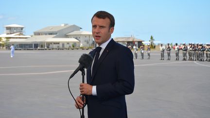 Emmanuel Macron lors de son arrivée à l'aéroport de Mayotte, le 22 octobre 2019. (SAMUEL BOSCHER / AFP)