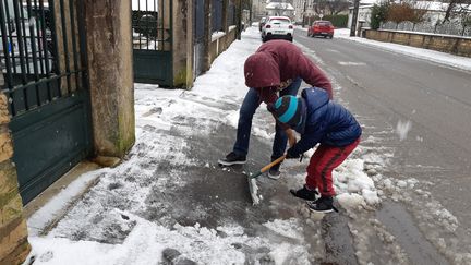 Le déneigement des trottoirs est obligatoire. (ANNE FAUVARQUE / RADIO FRANCE)