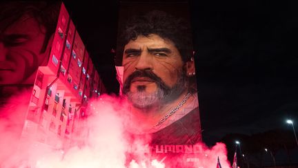 Les supporters napolitains lors d'un rassemblement en l'honneur de Diego Maradona le 30 octobre 2021, à Naples. (ELIANO IMPERATO / CONTROLUCE VIA AFP)