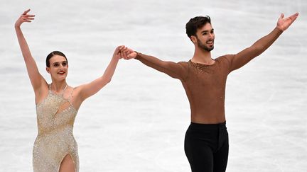 Gabriella Papadakis et Guillaume Cizeron lors des championnats du monde à Montpellier, le 26 mars 2022. (PASCAL GUYOT / AFP)