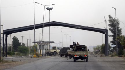 Les&nbsp;combattants fidèles au gouvernement reconnu par la communauté internationale, le 23 avril 2019, au sud de Tripoli. (MAXPPP / XINHUA)