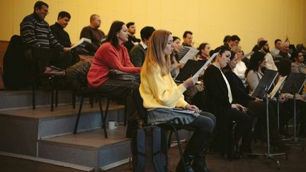 Des choristes de la chorale de la radio ukrainienne s'entraînent à chanter  "Carol of the Bells" à la maison de la radio de Kiev, à Kiev, le 22 décembre 2023. La chanson, qui fait partie de la culture populaire occidentale, est issu d'une ancienne chanson de revendication de l'indépendance ukrainienne appelée "Shchedryk", (FLORENT VERGNES / AFP)