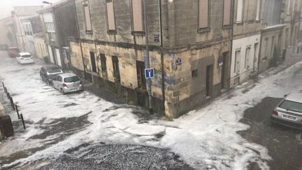 Les rues de Bordeaux ont été recouvertes de grêlons, samedi 26 mai 2018. (DELPHINE VIALANET / FRANCE 3 AQUITAINE)