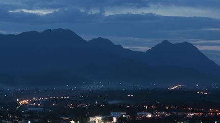 La nuit tombe sur la région de Chiang Rai. En pleine saison des pluie, les sauveteurs craignent une montée des eaux dans la grotte.&nbsp; (PATIPAT JANTHONG / BANGKOK POST)