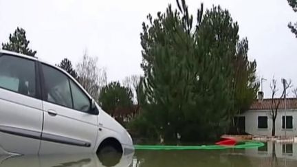 Pour certains Français, la tempête Ciaran en rappelle d'autres. C’est le cas en Vendée, où le souvenir de Xynthia en 2010 est encore très présent. Par conséquent, tout est mis en œuvre pour sécuriser au maximum les habitations, comme à La Faute-sur-Mer. (France 2)