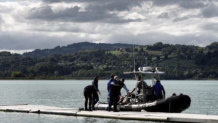 Des gendarmes sur le lac d'Aiguebelette (Savoie), le 11 septembre 2017. (JEFF PACHOUD / AFP)