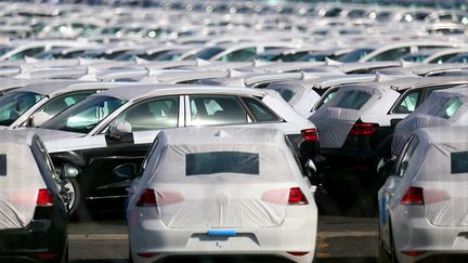 25 septembre 2015 ,&nbsp; des voitures gar&eacute;es au parc logistique du g&eacute;ant automobile allemand Volkswagen &agrave; Villers-Cotterets. (FRANCOIS NASCIMBENI / AFP)