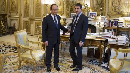 Le pr&eacute;sident de la R&eacute;publique, Fran&ccedil;ois Hollande, et son Premier ministre, Manuel Valls, le 4 avril 2014 &agrave; l'Elys&eacute;e. (FRED DUFOUR / AFP)