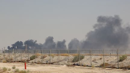 De la fumée s'échappe du site Aramco à Abqaiq, en Arabie saoudite, le 14 septembre 2019. (AFP)