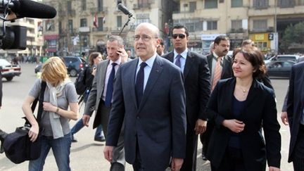 Alain Juppé sur la place Tahrir, au Caire (6/3/2011) (AFP / Khaled Desouki)