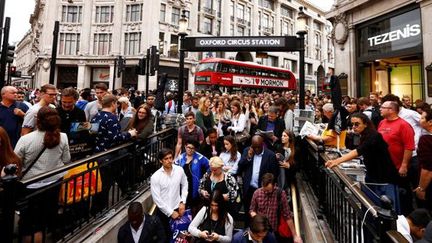 Le 5 août 2015, les Londoniens essaient d'entrer dans le métro avant le début de la grève.  (REUTERS/Darren Staples)