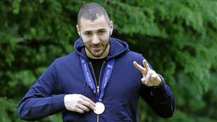 L'attaquant français Karim Benzema, avec sa médaille de vainqueur de la Ligue des Champions, le 31 mai 2015 à Lyon (Rhône), première étape de ses vacances passées loin de l'Euro. (RAFA CASAL / MARCA / SIPA)