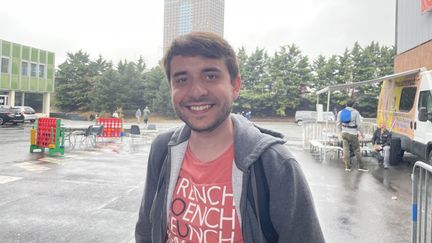 Julien, 26 ans, ingénieur en recherche d'emploi, à Paris. (MANON MELLA / FRANCEINFO)