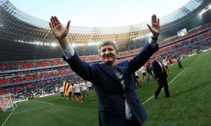 L'oligarque le plus riche d'Ukraine et pr&eacute;sident du Shakhtar Donetsk, Rinat Akhmetov, le 28 avril 2013, sur la pelouse de son club, &agrave;&nbsp;Donetsk (Ukraine). (ALEXANDER KHUDOTEPLY / AFP)