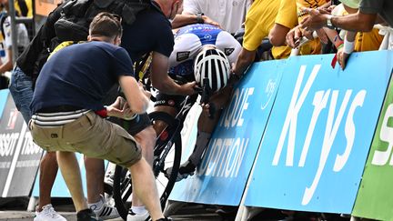 Plus de 50 minutes après Tadej Pogacar, le sprinteur de la Quick Step-Alpha Vinyl Fabio Jakobsen a franchi la ligne d'arrivée dans les délais sous les encouragements de ses coéquipiers. Il ne lui reste qu'une grosse étape de montagne à surmonter ce jeudi.