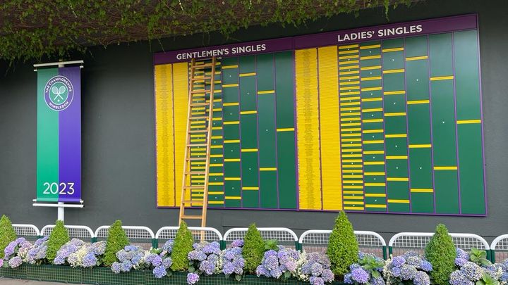 Les tableaux du tournoi sont en bois et de petites barrettes jaunes, portant les noms des joueurs et joueuses, seront ajoutées au fil des jours par les organisateurs en fonction des vainqueurs. (APOLLINE MERLE / FRANCEINFO SPORT)