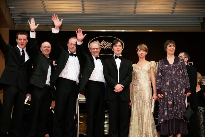 L'équipe du film "Le Vent se lève" lors du&nbsp;festival de Cannes en 20016 : le réalisateur Ken Loach est entouré de ses acteurs&nbsp;Padraic Delaney, Paul Laverty, Liam Cunningham, Cillian Murphy, Orla Fitzgerald et&nbsp;Rebecca O'Brien. (STEPHANE CARDINALE - CORBIS / CORBIS ENTERTAINMENT)