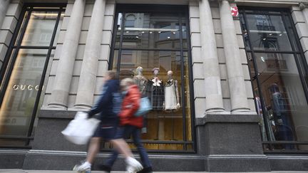 Des passants devant une boutique de luxe, à Londres, le 2 juin 2016.&nbsp; (NEIL HALL / REUTERS)