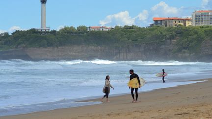 Surfeurs et baigneurs sur la grande plage de Biarritz, juin 2020. Photo d'illustration. (STÉPHANE GARCIA / FRANCE-BLEU PAYS BASQUE)