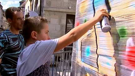 Astro et Kanos ont convié les habitant de Compiègne à tester leur CelloGraff grandeur nature
 (France 3 / Culturebox)