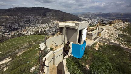 Un soldat isra&eacute;lien vote dans un bureau ambulant sur la base militaire du mont Gerizim pr&egrave;s de la Cisjordanie, le 17 mars 2015. (AMIR COHEN / REUTERS)