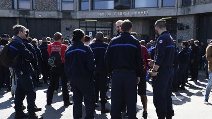 Les gardiens de la prison de&nbsp;Fleury-Mérogis ont manifesté vendredi 7 avril 2017 après l'agression de six surveillants la veille.&nbsp; (BERTRAND GUAY / AFP)