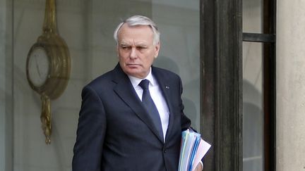 Le Premier ministre, Jean-Marc Ayrault, devant l'Elys&eacute;e, le 2 mai 2013. (CHARLES PLATIAU / REUTERS)