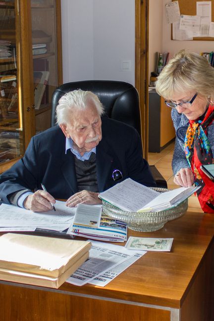 Jean de Galard, maire de Saint-André, réglant les affaires courantes avec sa première adjointe, Elyane Raulet, lundi 15 avril 2019, dans la mairie du village. (GUILLEMETTE JEANNOT / FRANCEINFO)