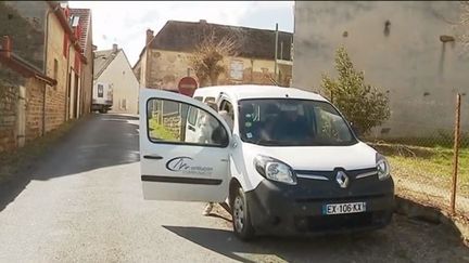 Près de Montluçon, à Marcillat-en-Combraille (Allier), les voitures en autopartage sont gratuites et remplacent désormais les transports en commun. (FRANCE 3)