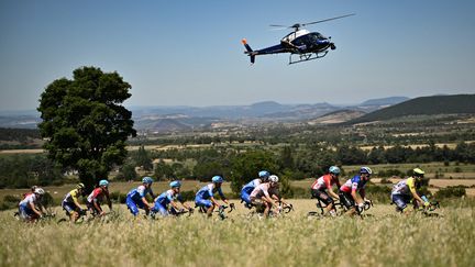 Le peloton du Tour de France 2022, survolé par un hélicoptère (photo d'illustration). (MARCO BERTORELLO / AFP)