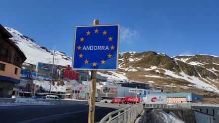 Arrivée dans la Principauté d'Andorre au Pas-de-la-Case. (SÉBASTIEN BERRIOT / FRANCE-BLEU ROUSSILLON)