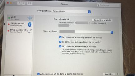 Recherche d'un réseau Wi-Fi sur un ordinateur. (JEAN-CHRISTOPHE BOURDILLAT / RADIO FRANCE)