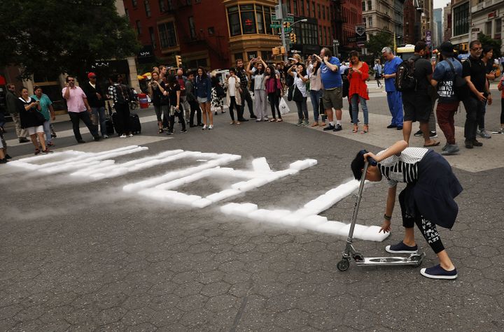 Installation de l'artiste David Datuna sur Union Square à New York le 8 juin 2017. (SPENCER PLATT / GETTY IMAGES NORTH AMERICA)