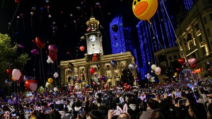 A Wuhan, le berceau chinois de la pandémie, une foule compacte mais largement masquée s'est réunie pour un lâcher de ballons. (TINGSHU WANG / REUTERS)