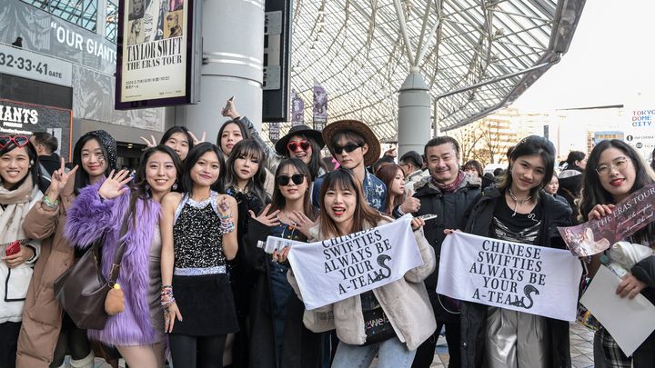 Des fans venus de Chine pour le concert de Taylor Swift à Tokyo. (RICHARD A. BROOKS / AFP)