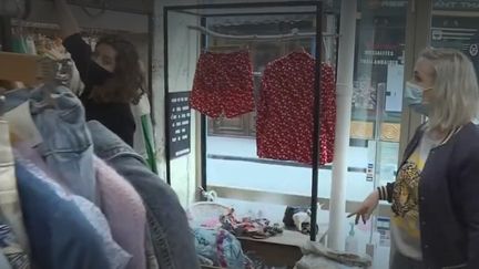 Les commerces et grands centres commerciaux devront respecter une jauge de huit mètres carrés par client à partir du 19 mai, date de leur réouverture. Ils pourraient également être autorisés à ouvrir le dimanche.&nbsp; (CAPTURE ECRAN FRANCE 2)