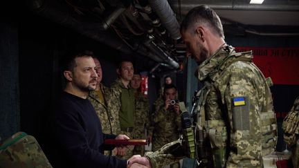 Volodymyr Zelensky récompense un soldat ukrainien dans la région de Donetsk (Ukraine), le 19 avril 2024. (DOCUMENT / PRESSE PRÉSIDENTIELLE UKRAINIENNE SER / AFP)