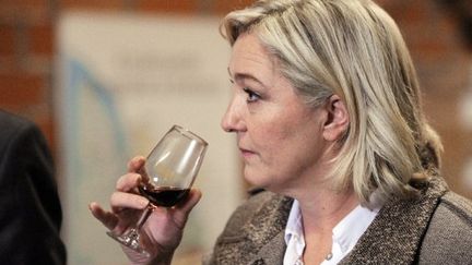 Marine Le Pen déguste un verre de Bordeaux avant son meeting (PIERRE ANDRIEU / AFP)