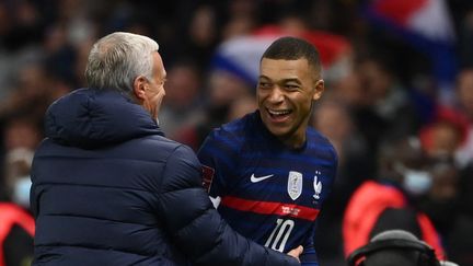 Didier Deschamps et Kylian Mbappé savourent la qualification des Bleus pour le Mondial 2022 au Qatar. (FRANCK FIFE / AFP)